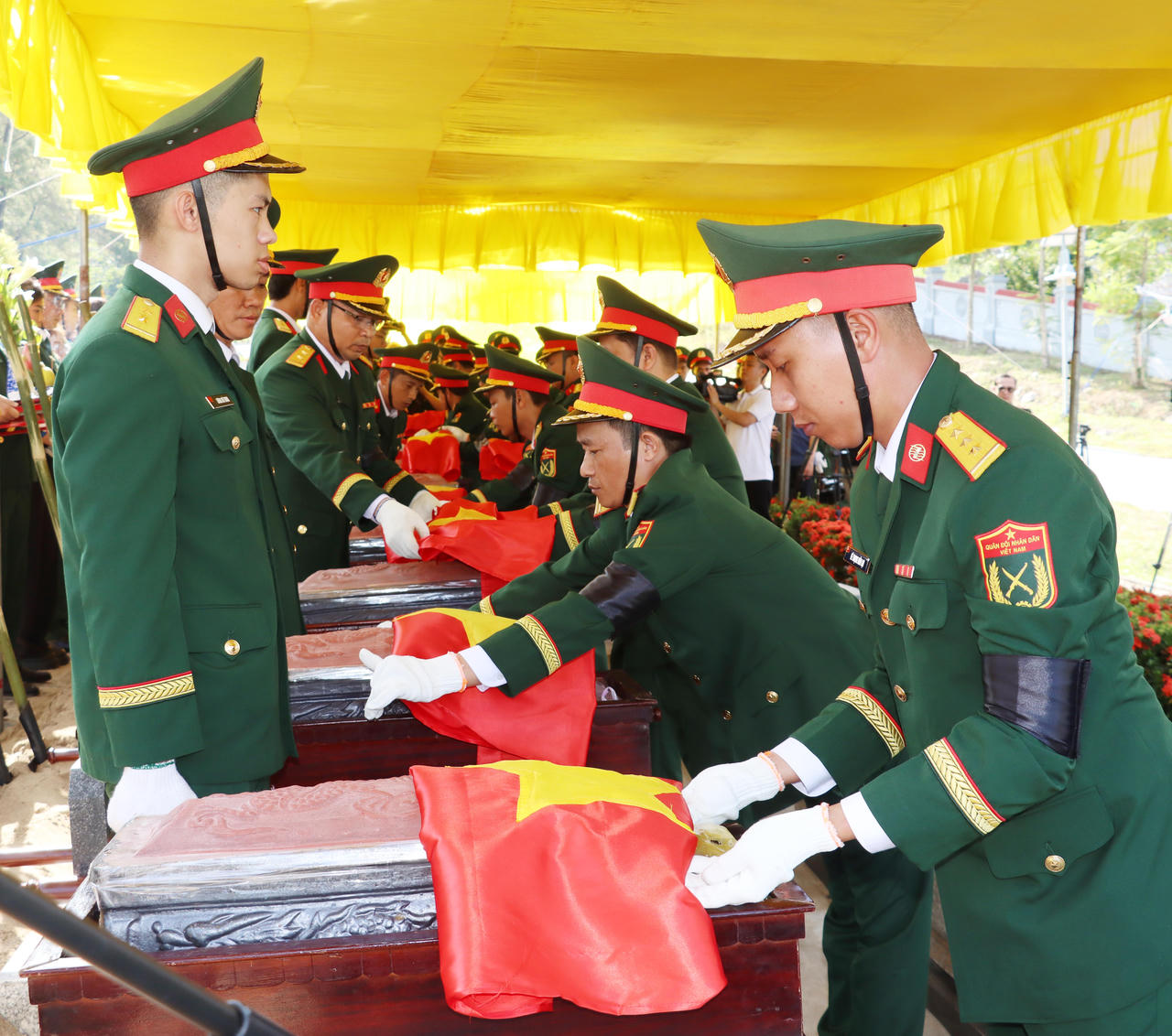 Truy điệu và an táng 10 hài cốt liệt sĩ quân tình nguyện và chuyên gia Việt Nam hy sinh tại Lào
