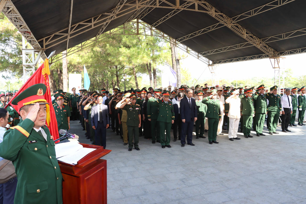 Truy điệu và an táng 10 hài cốt liệt sĩ quân tình nguyện và chuyên gia Việt Nam hy sinh tại Lào