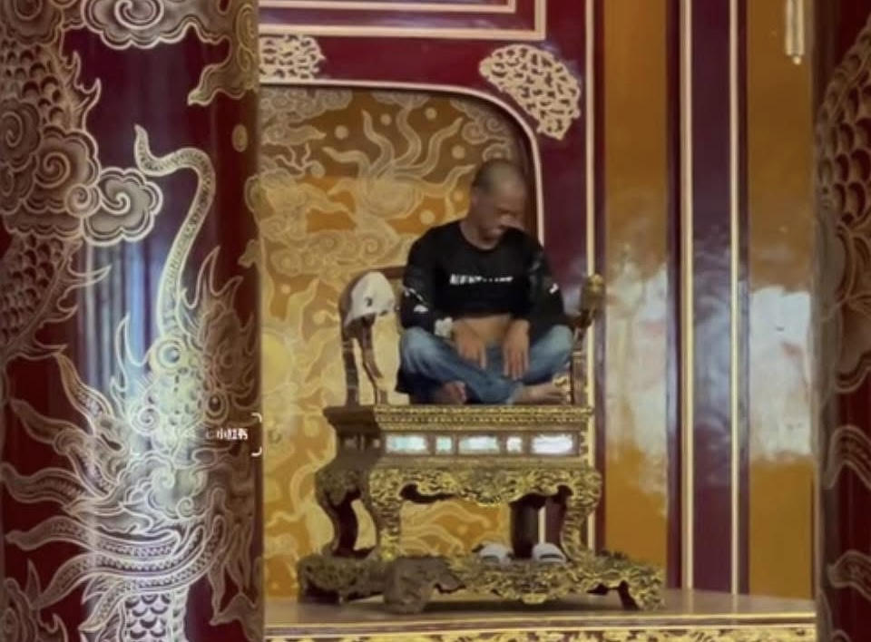 Tạm giữ đối tượng làm hư hỏng bảo vật quốc gia tại Điện Thái Hòa