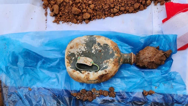  Phát hiện hài cốt liệt sĩ cùng bình đựng nước có khắc tên