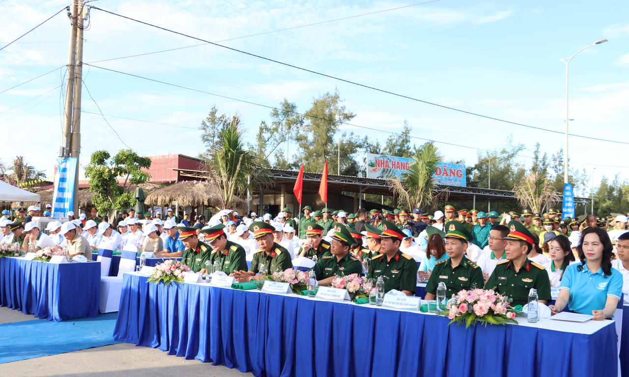 Thanh niên TP Huế ra quân tình nguyện hè hướng về biển, đảo quê hương
