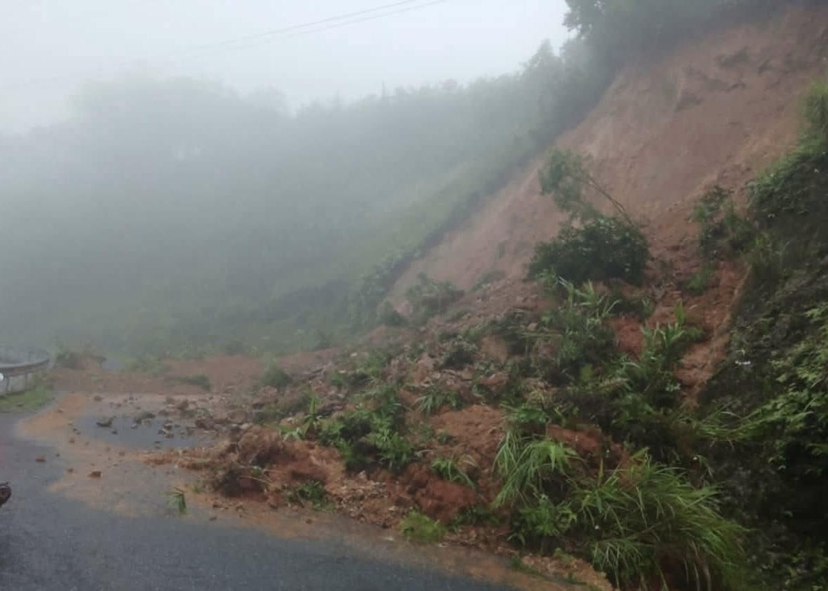 Mưa lớn giữa hè gây ngập lụt, sạt lở tại TP Huế và Quảng Trị
