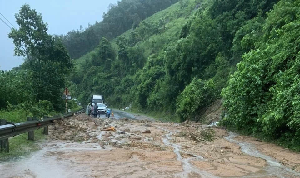 Mưa lớn giữa hè gây ngập lụt, sạt lở tại TP Huế và Quảng Trị