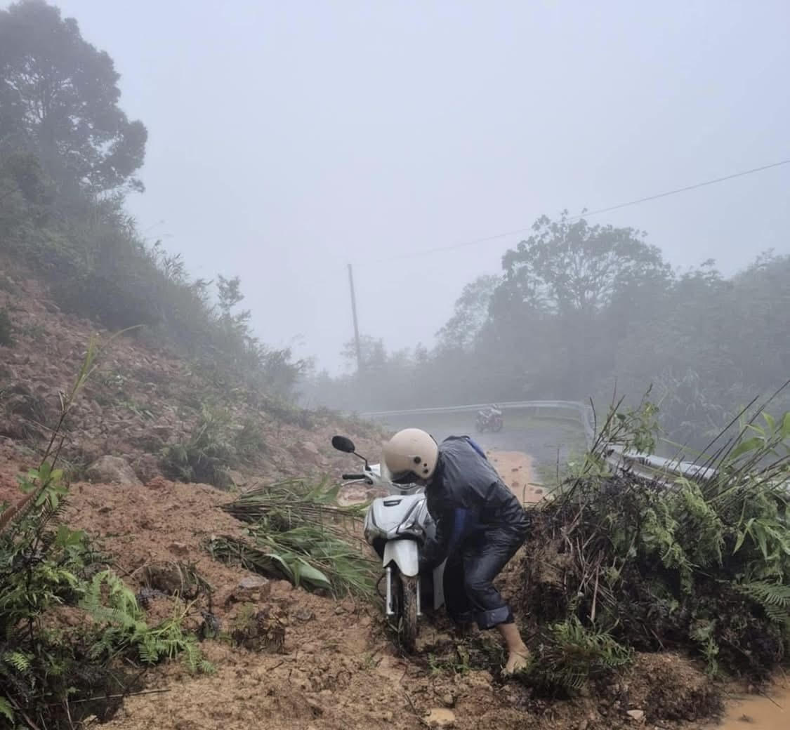 Mưa lớn giữa hè gây ngập lụt, sạt lở tại TP Huế và Quảng Trị
