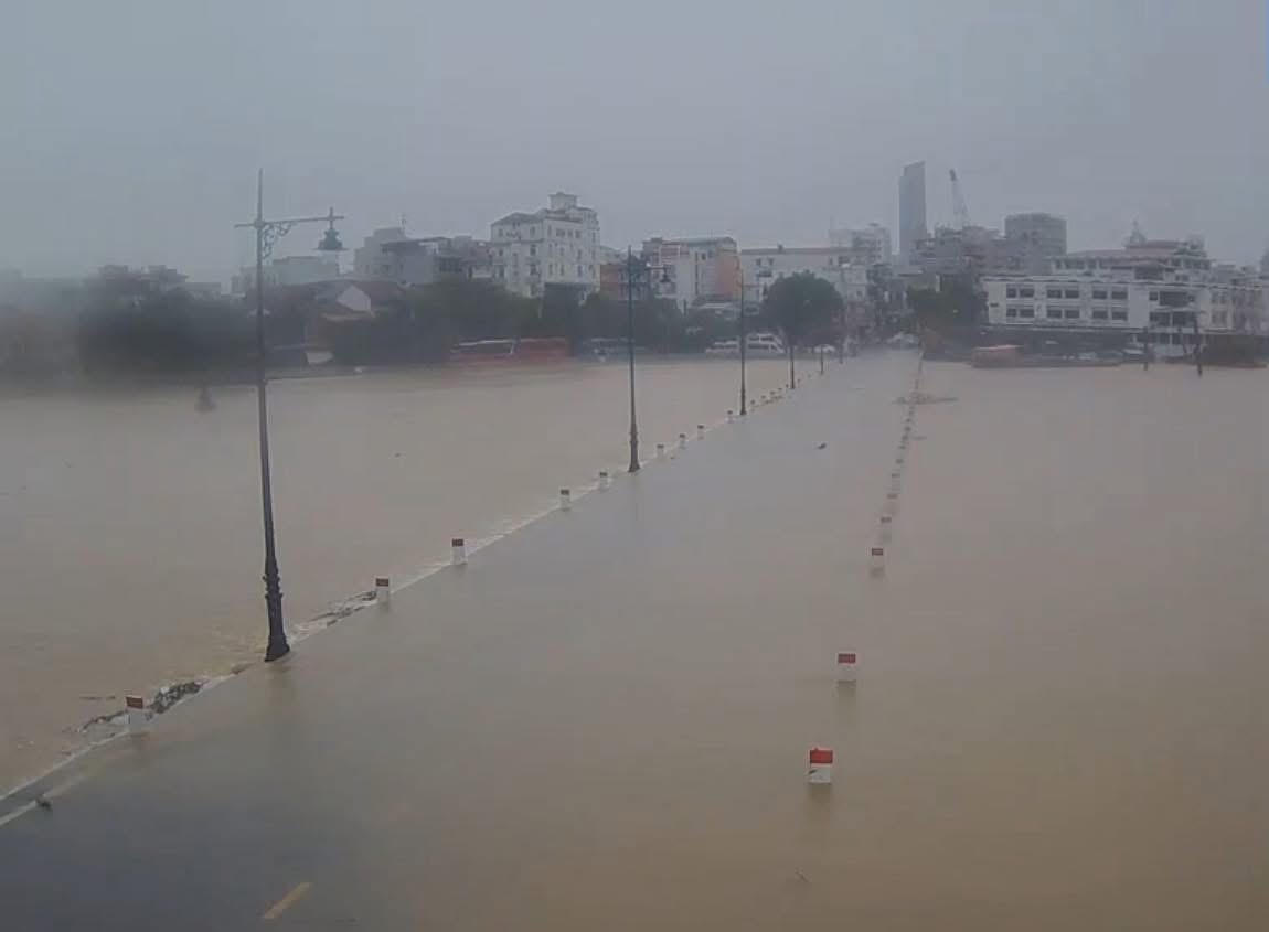 Mưa lớn giữa hè gây ngập lụt, sạt lở tại TP Huế và Quảng Trị