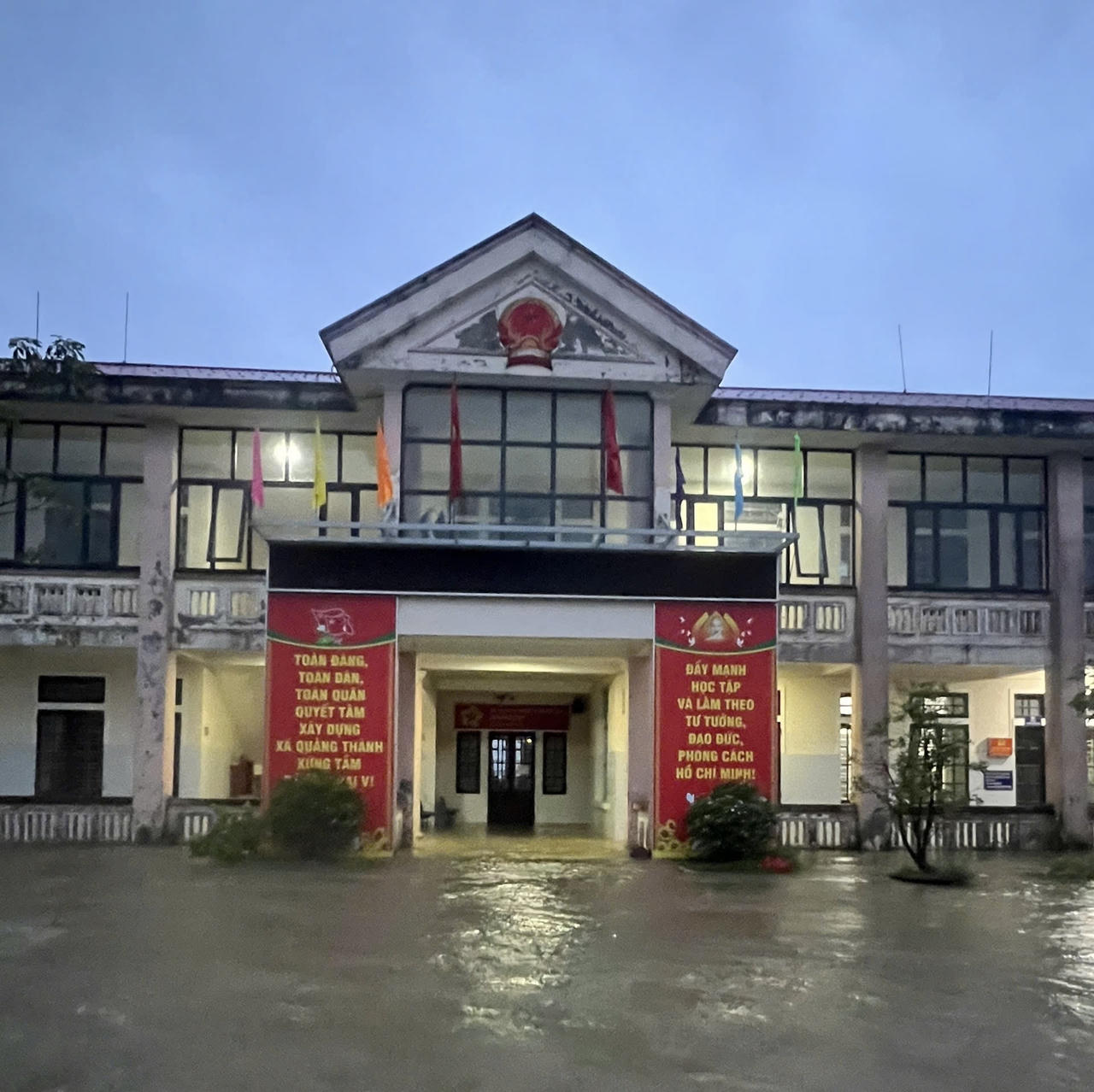 Mưa lớn giữa hè gây ngập lụt, sạt lở tại TP Huế và Quảng Trị