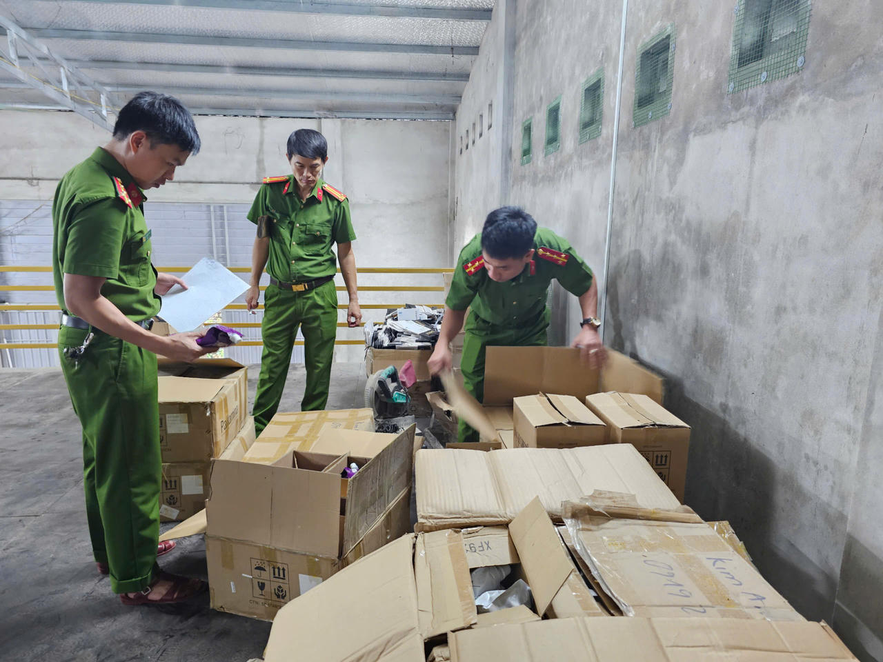 Phát hiện, thu giữ 2,5 tấn mỹ phẩm không rõ nguồn gốc