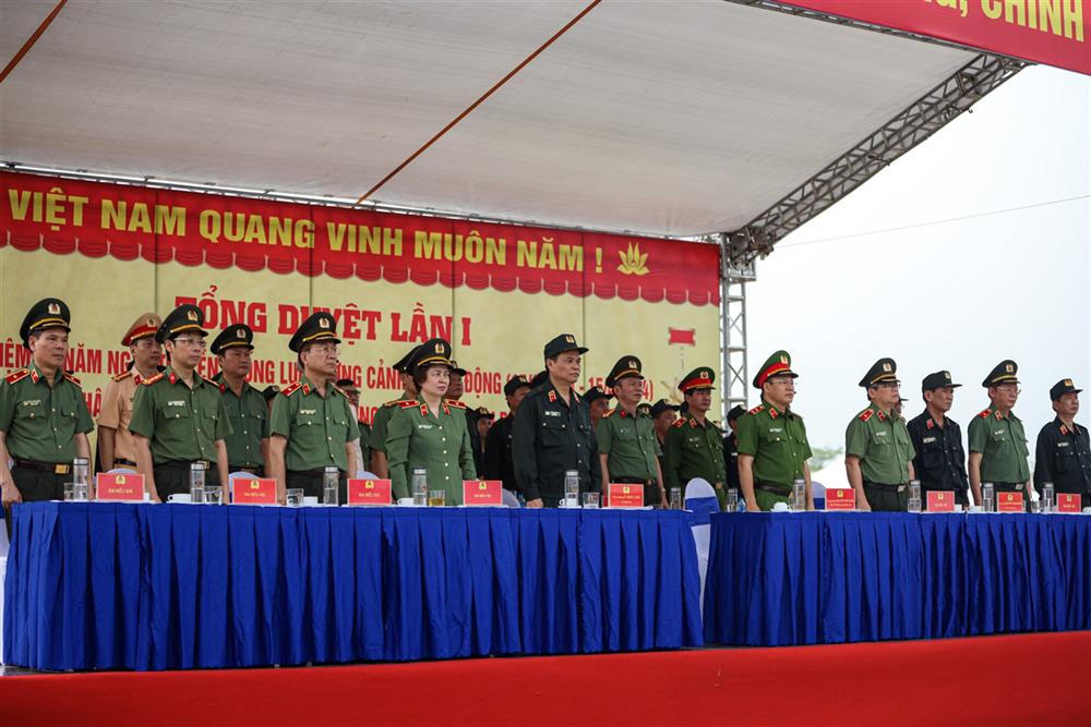 5.000 cảnh sát cơ động tập luyện chuẩn bị kỷ niệm 50 năm Ngày truyền thống 