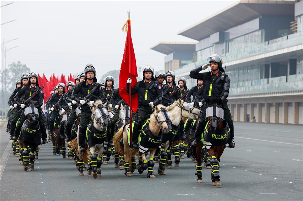 5.000 cảnh sát cơ động tập luyện chuẩn bị kỷ niệm 50 năm Ngày truyền thống 