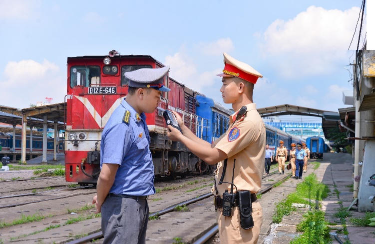 Cảnh sát giao thông Hà Nội tập tăng cường tuần tra kiểm soát 5 nhóm hành vi vi phạm