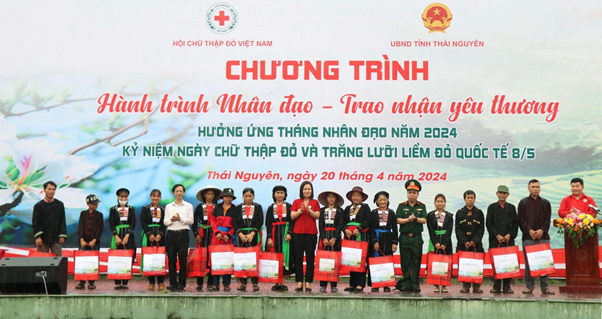 Abipha đồng hành cùng Hội Chữ thập đỏ trong chương trình 'Hành trình nhân đạo - Trao nhận yêu thương'