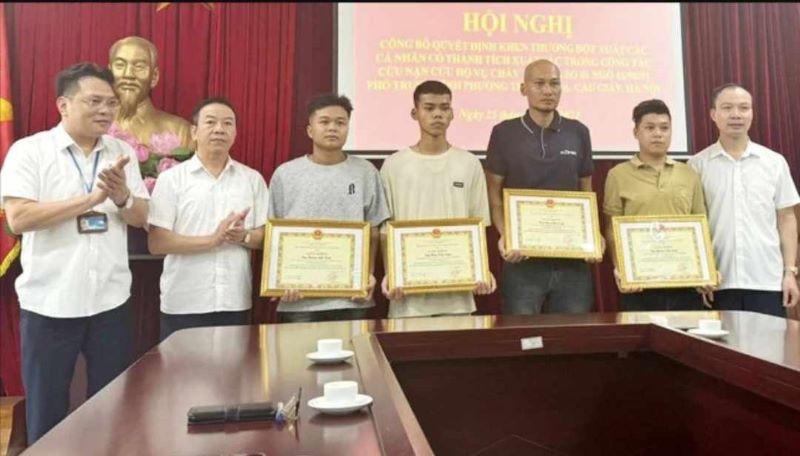  Khen thưởng 4 công dân dũng cảm cứu người trong vụ cháy ở phố Trung Kính