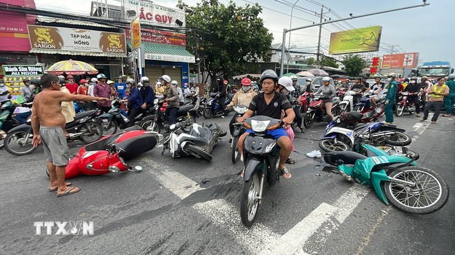Xe khách đâm loạt xe máy, một người tử vong tại Long An