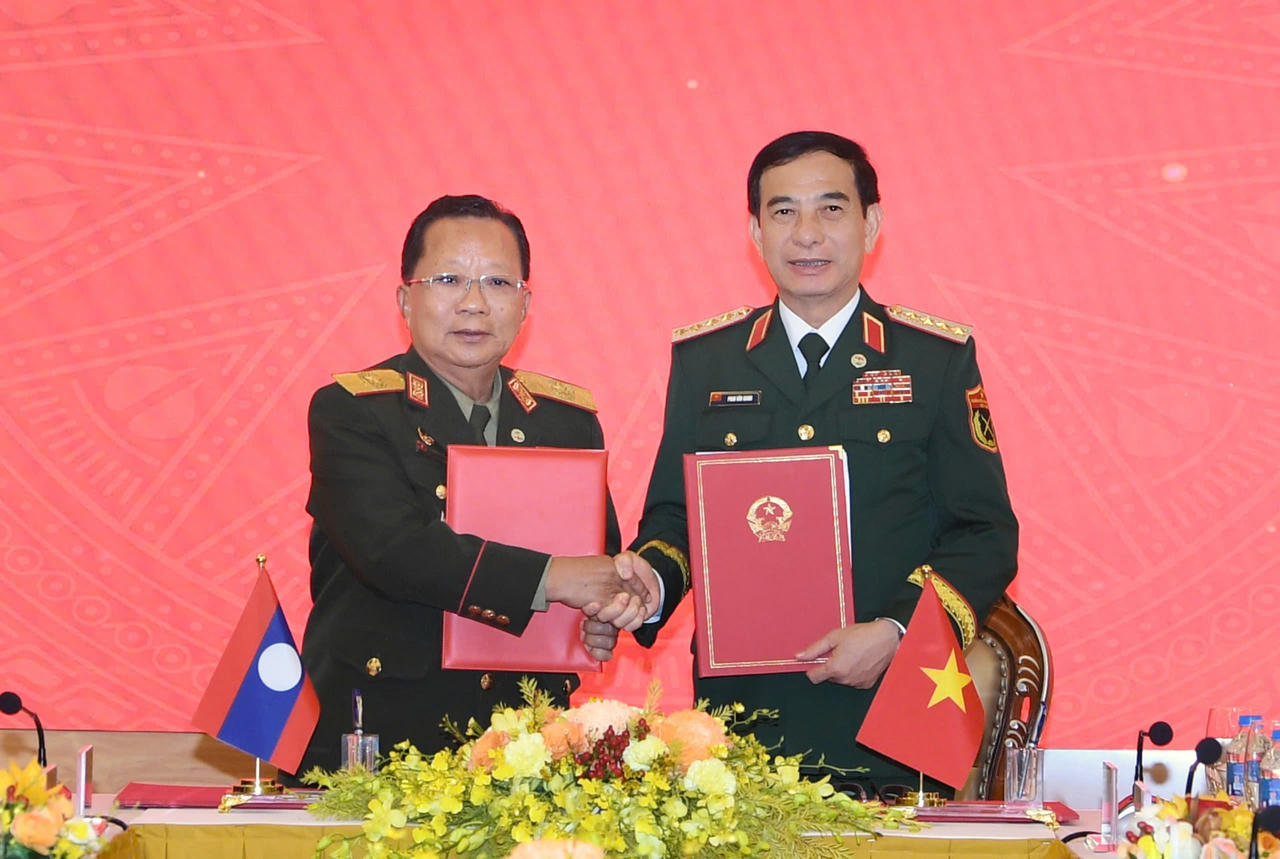 Giao lưu Hữu nghị quốc phòng biên giới Việt Nam - Lào lần thứ 2: Bộ trưởng Quốc phòng hai nước ký kết văn kiện hợp tác