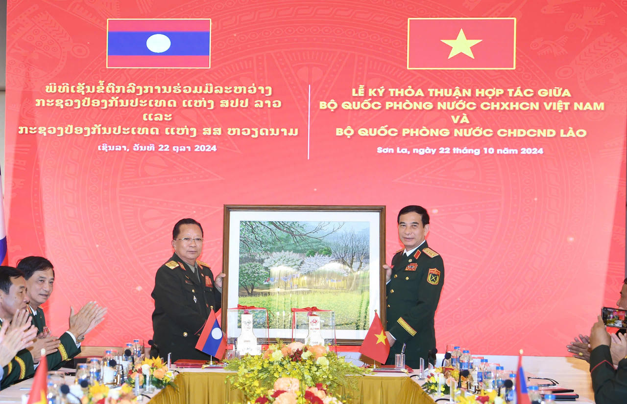 Giao lưu Hữu nghị quốc phòng biên giới Việt Nam - Lào lần thứ 2: Bộ trưởng Quốc phòng hai nước ký kết văn kiện hợp tác