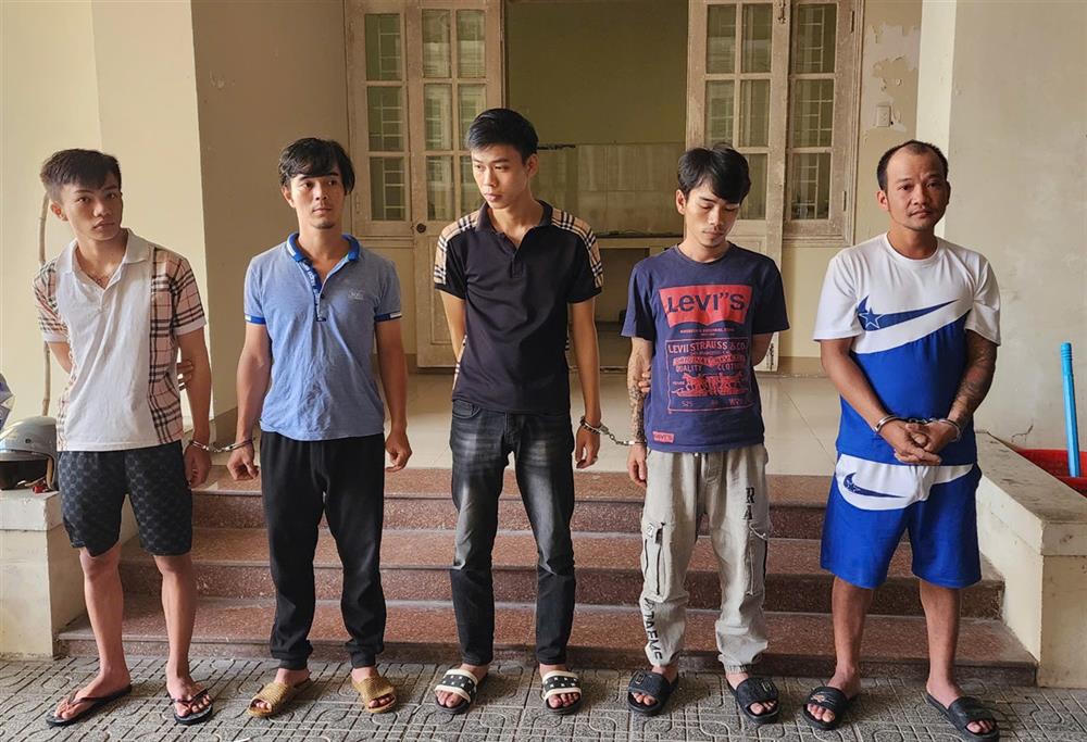 Giải quyết mâu thuẫn bằng súng, 3 anh em ruột bị khởi tố