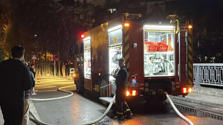 Cháy lớn ở gara ô tô trên đường Giải Phóng