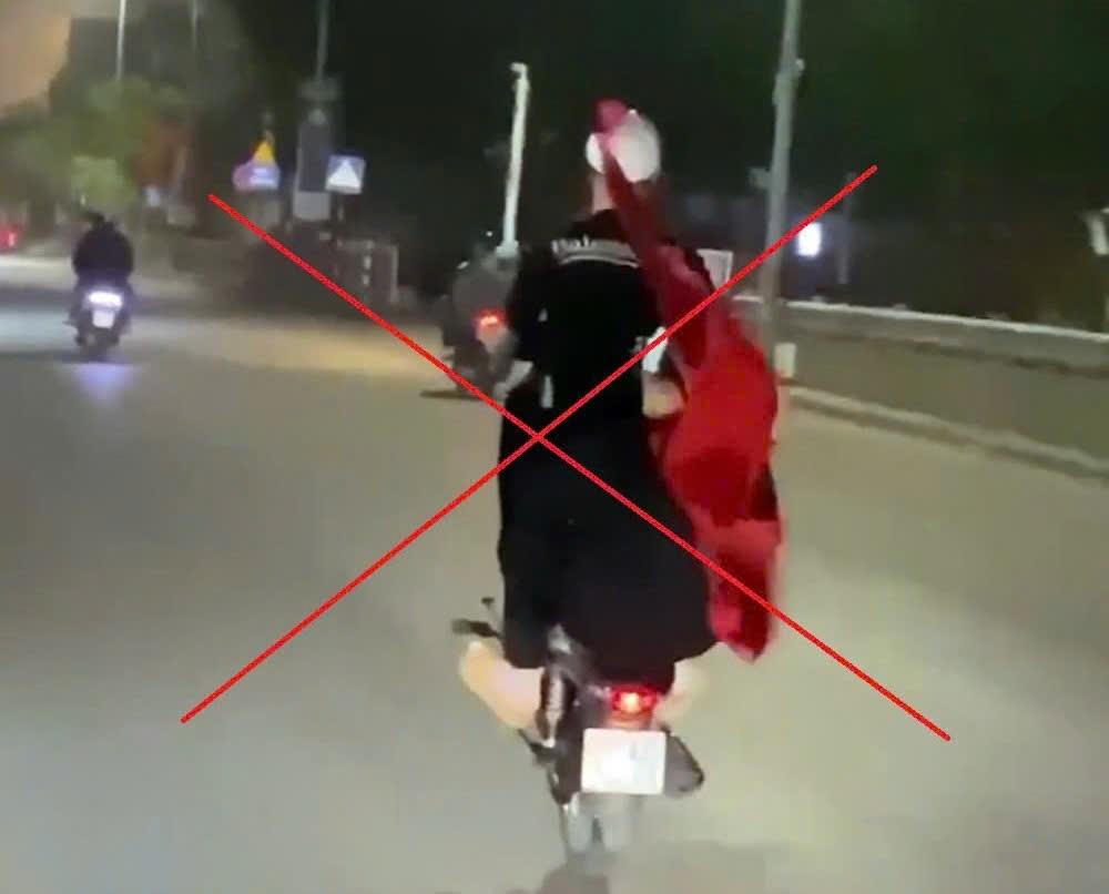 Xử phạt nam thanh niên chạy xe mô tô 'bốc đầu'