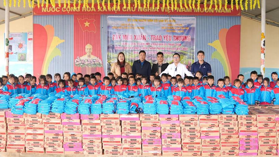 Gangwhoo vượt hơn 1300 km trao quà đến 380 học sinh và 65 hộ dân nghèo ở Hà Giang