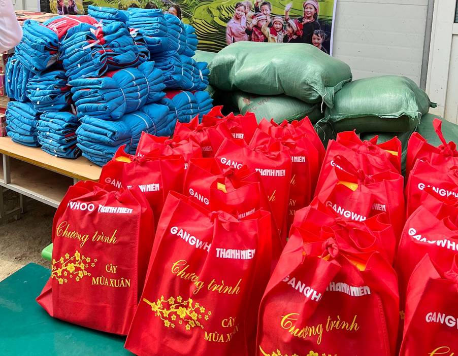 Gangwhoo vượt hơn 1300 km trao quà đến 380 học sinh và 65 hộ dân nghèo ở Hà Giang