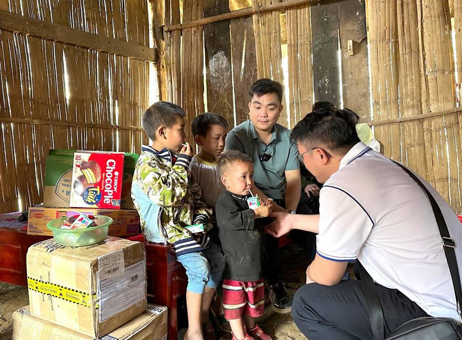 Gangwhoo vượt hơn 1300 km trao quà đến 380 học sinh và 65 hộ dân nghèo ở Hà Giang