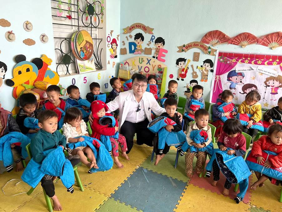 Gangwhoo vượt hơn 1300 km trao quà đến 380 học sinh và 65 hộ dân nghèo ở Hà Giang