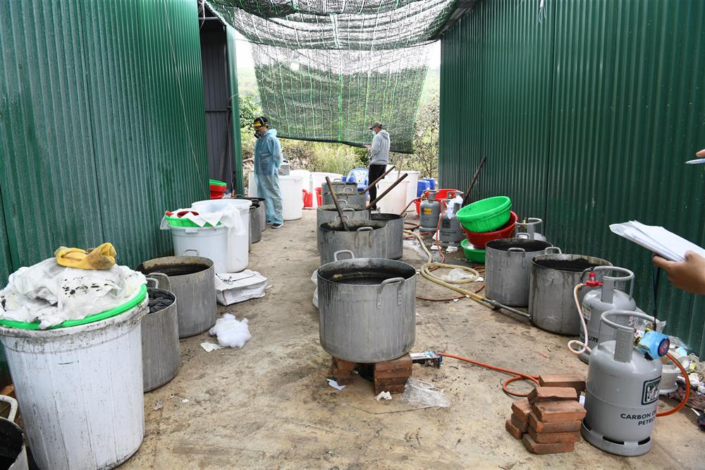 Nửa đêm cảnh sát đột kích xưởng sản xuất ma túy tổng hợp lớn nhất tại Việt Nam, thu giữ 1,4 tấn ketamin