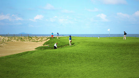 Ngày thi đấu thứ 2 giải FLC Golf Championship 2015: Sôi động cuộc đua