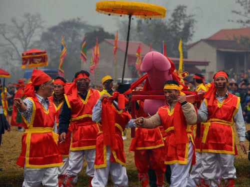 Cận cảnh “của quý” trong lễ hội ở Lạng Sơn