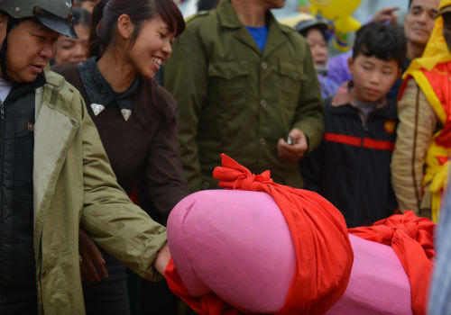 Cận cảnh “của quý” trong lễ hội ở Lạng Sơn