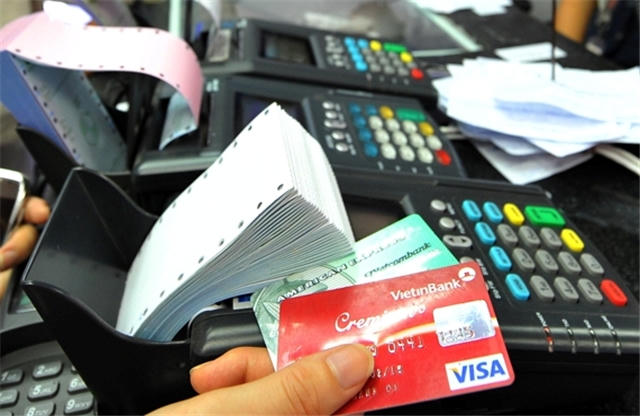 Thẻ tín dụng ngân hàng liệu có an toàn khi ai “cà” cũng được?