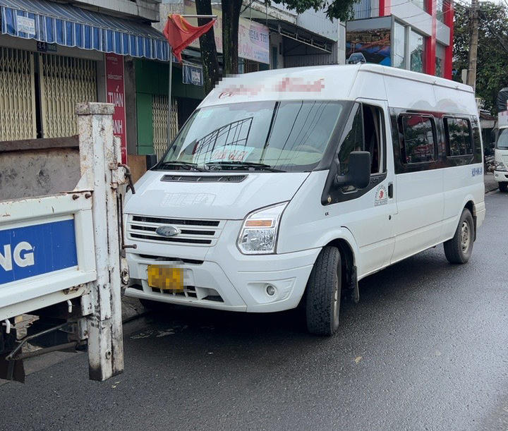 'Siết' xử lý phương tiện dừng đỗ đón trả khách sai quy định tại Kon Tum