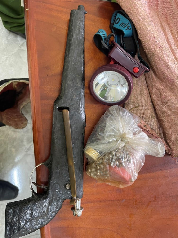 Anh trai đốt nhà em gái, bắn em rể 