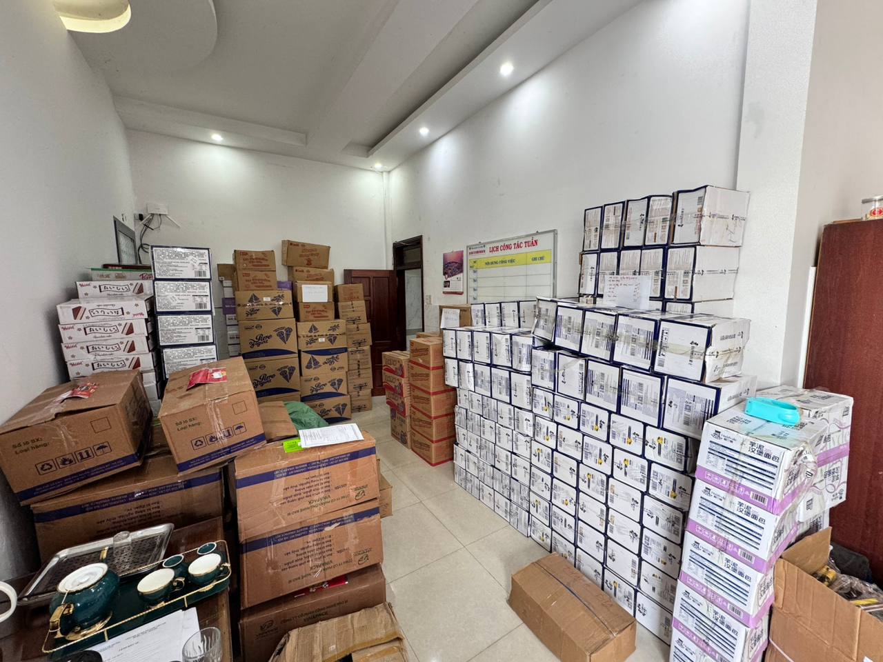 Kon Tum: Bắt giữ xe đầu kéo vận chuyển 28 tấn hàng hóa không rõ nguồn gốc