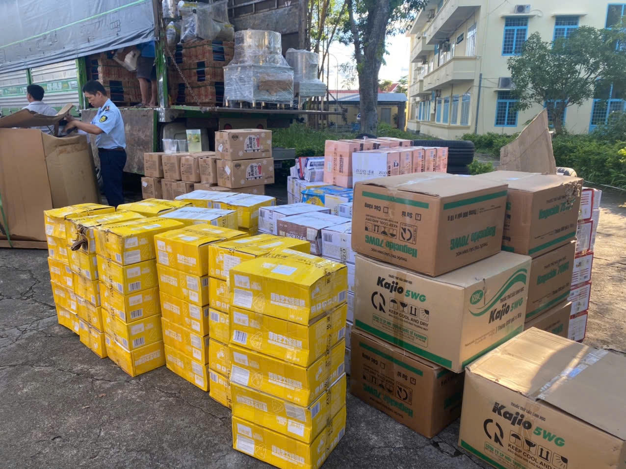 Bắt giữ xe tải vận chuyển mỹ phẩm không rõ nguồn gốc với số lượng lớn