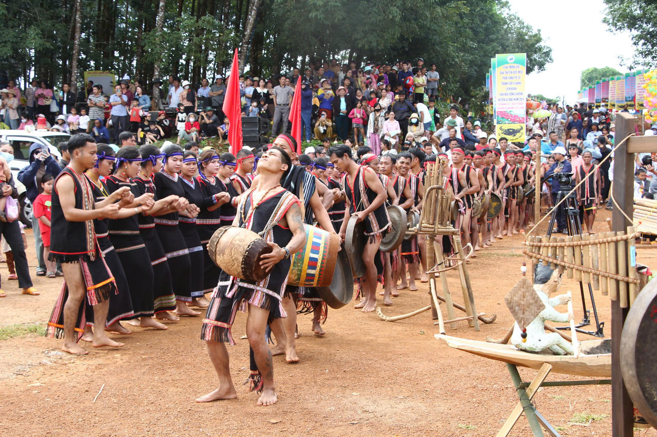 Độc đáo lễ hội đua thuyền độc mộc trên sông Pô Cô 