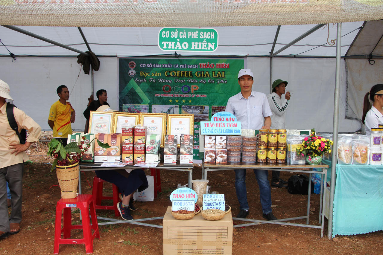 Độc đáo lễ hội đua thuyền độc mộc trên sông Pô Cô 