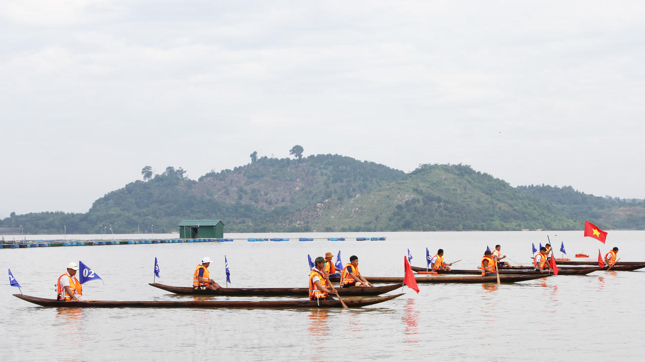 Độc đáo lễ hội đua thuyền độc mộc trên sông Pô Cô 