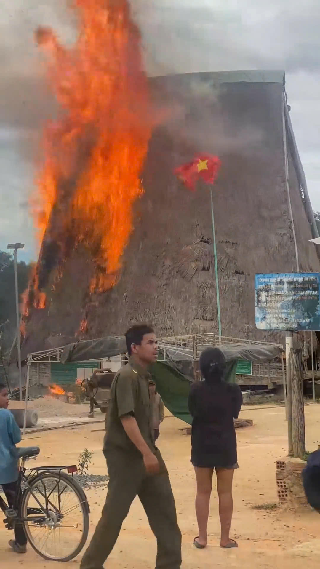 Cháy nhà rông ở Kon Tum