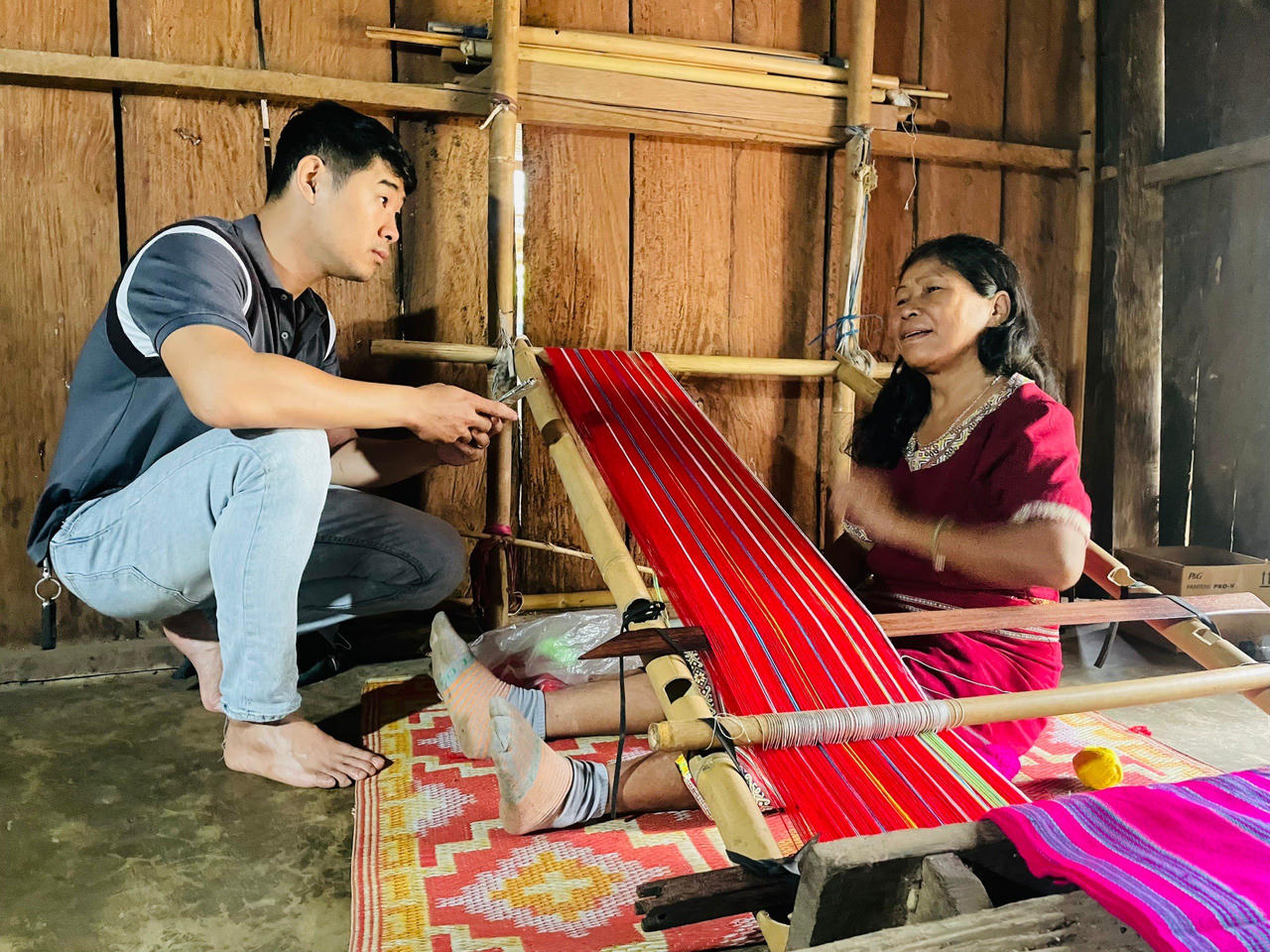 Những người Xơ Đăng "giữ lửa" nghề đan lát, dệt thổ cẩm