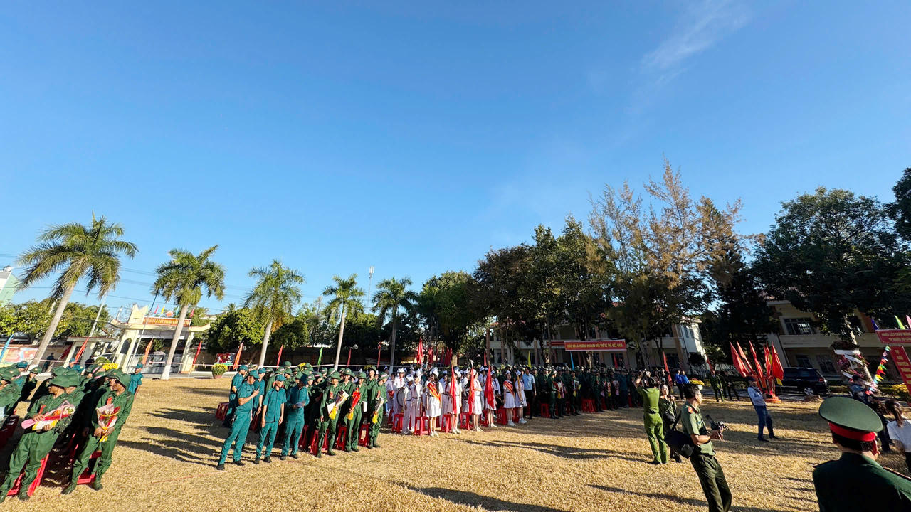 Thanh niên ưu tú toàn quốc phấn khởi lên đường nhập ngũ