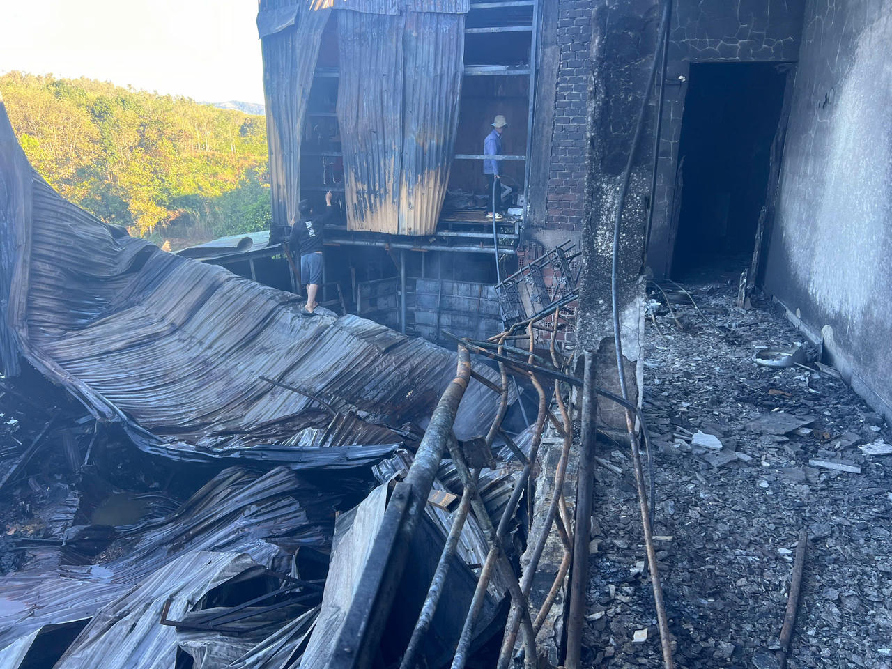 Cháy lớn cửa hàng xe máy ở Kon Tum