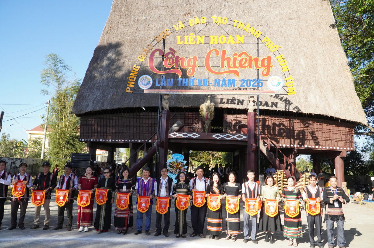 1.000 học sinh dân tộc thiểu số trình diễn trang phục thổ cẩm 