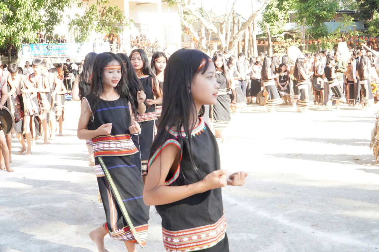 1.000 học sinh dân tộc thiểu số trình diễn trang phục thổ cẩm 