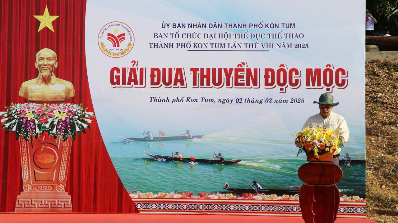 Sôi động giải đua thuyền độc mộc trên sông Đăk Bla