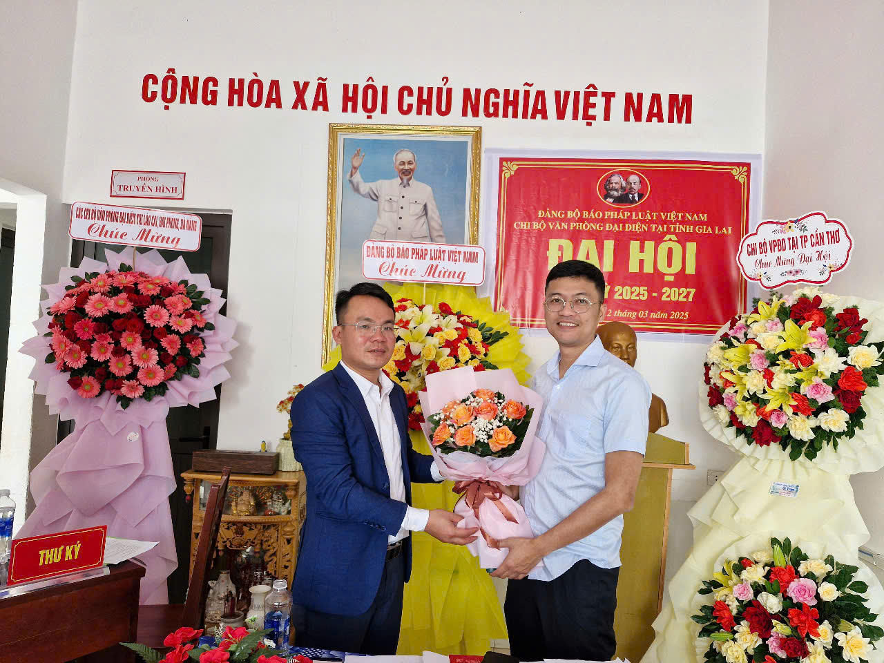 Chi bộ Văn phòng Đại diện Báo Pháp luật Việt Nam tại tỉnh Gia Lai tổ chức Đại hội nhiệm kỳ 2025-2027