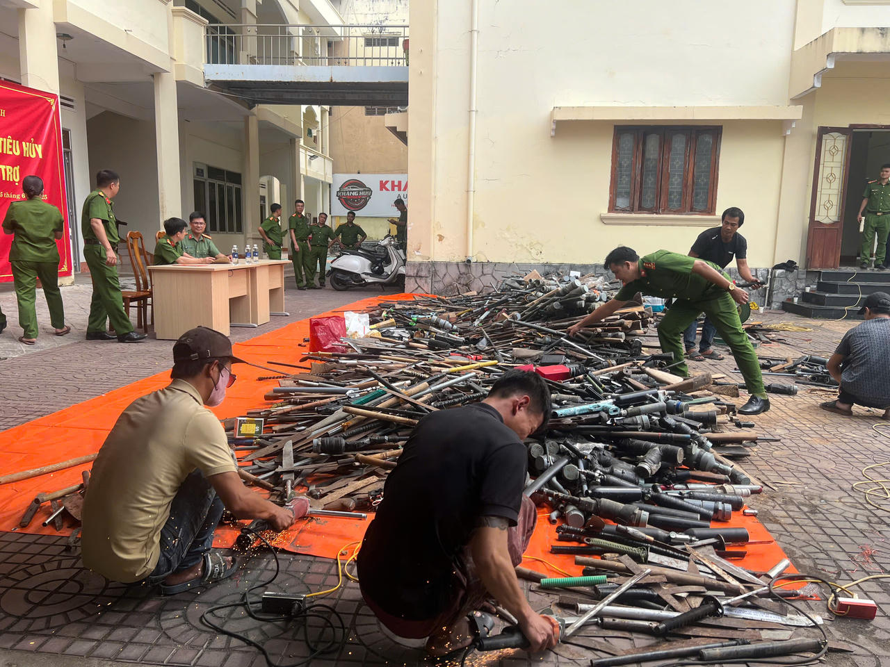 Công an Kon Tum tiêu hủy hàng nghìn vũ khí, công cụ hỗ trợ do người dân giao nộp