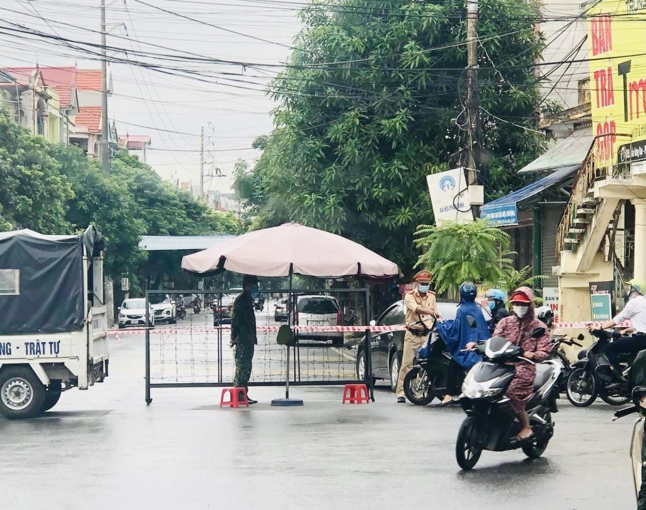 Tạm thời phong toả nhiều địa điểm để xét nghiệm diện rộng sau ca COVID-19 cộng đồng