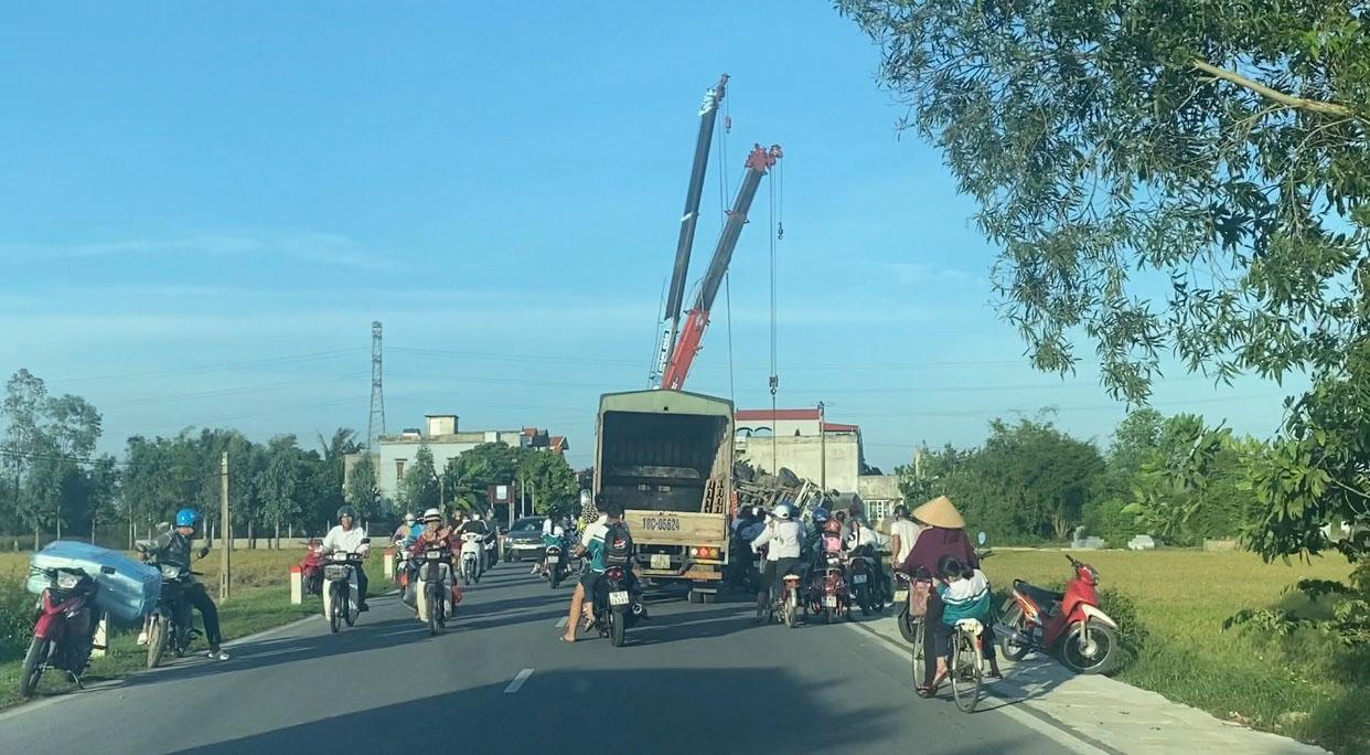Xe tải chở bia lật ngửa dưới ruộng bên Quốc lộ 38B
