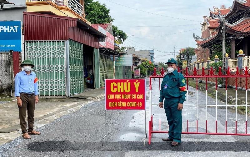 Vợ chồng sản phụ mắc COVID-19 chưa rõ nguồn lây, Nam Định tạm cách ly hơn 1.000 người 